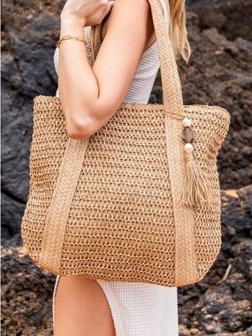 IZOLA CARRY ALL TASSEL TOTE